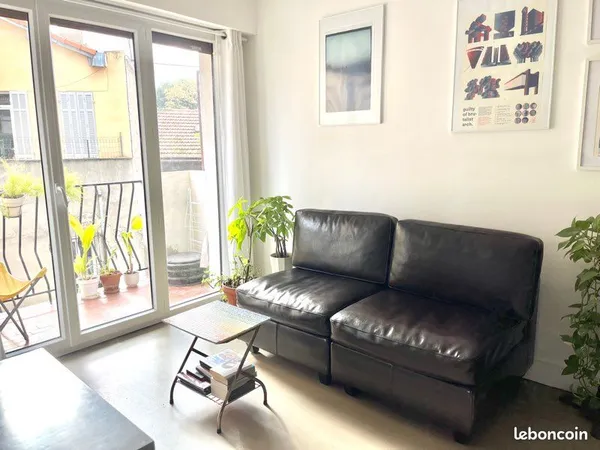 Studio meublé rénové lumineux avec balcon 