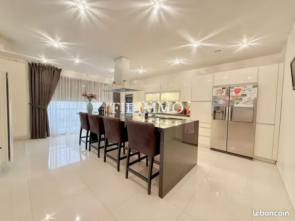 Maison 7 pièces 258 m² 