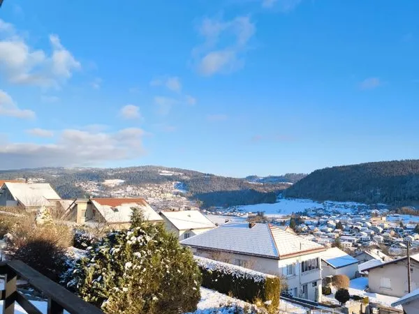 Maison avec vue dégagée sur le Doubs 