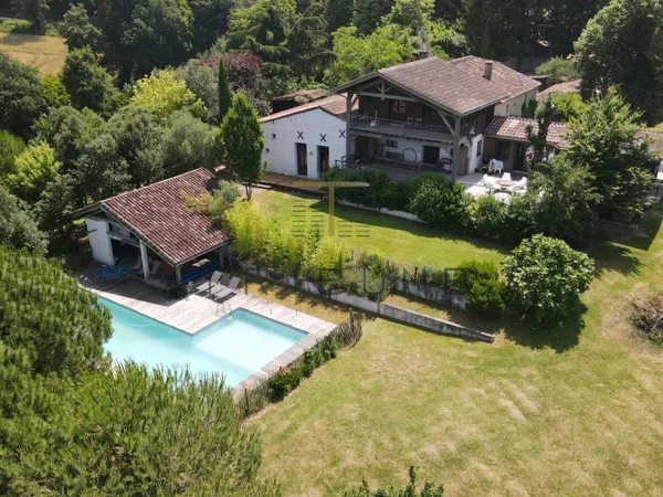 Maison en pierre 330m2 habitable, piscine, abri voiture, 3h 