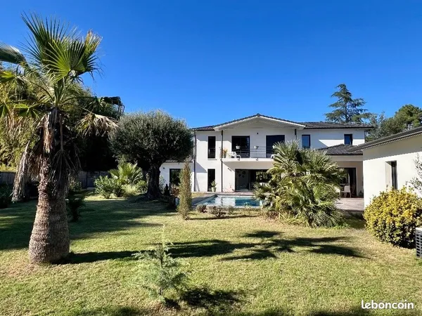 Villa 6 pièces 247 m² 
