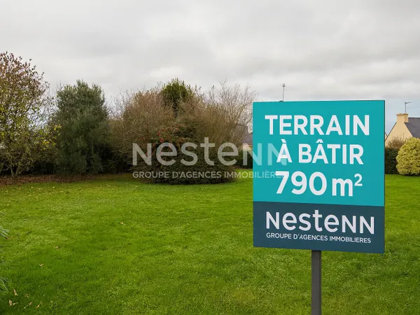 A VENDRE - TREGUEUX - Terrain constructible de 790 m²- hors lotissement - libre de constructeur 