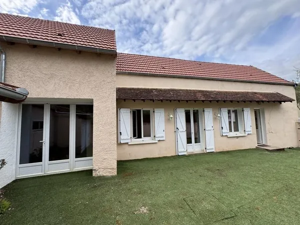 Maison avec garage et cour 