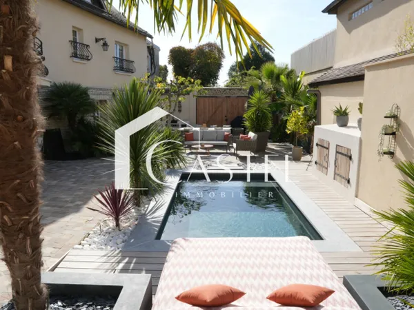 Propriété - 300 m2 - 10 pièces 
