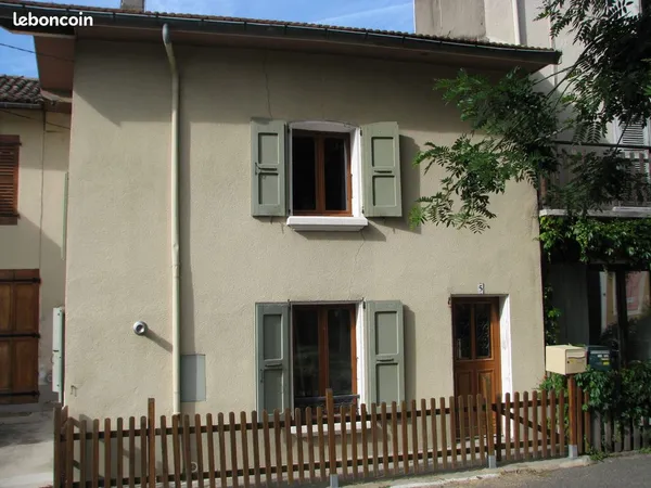 Maison avec cour intérieure et cave voûtée à VIF 