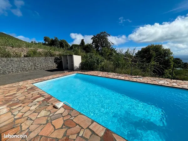 Jolie maison meublée F4 avec piscine et vue mer à 10mn du CHU 