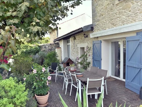 Maison en pierre de 4 pièces principales 