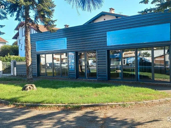 Ensemble immobilier ( local commercial, dépôt, studios) 