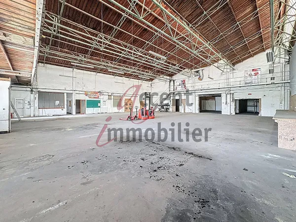 Entrepôt 700 m² 