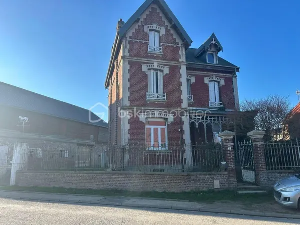 Ecurie de propriétaire et sa belle maison en brique 