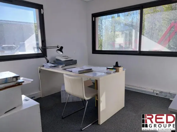Bureau / local professionnel / activité / stockage 