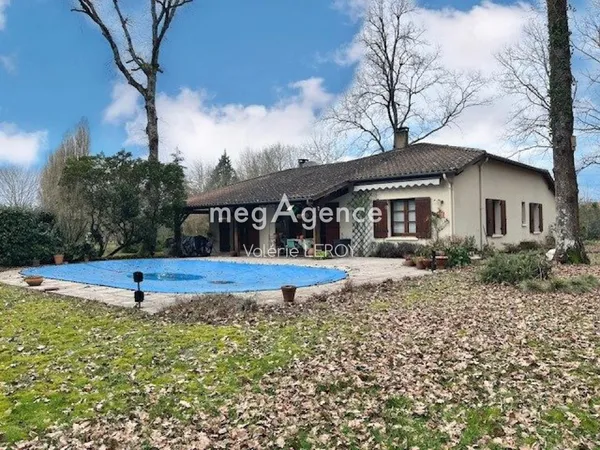 Jolie maison maison de plain-pied avec piscine édifiée sur 5000 m² de terrain dans un 