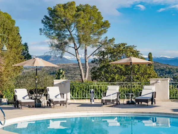 Luxe avec vue panoramique sur la mer et les montagnes dans les C 