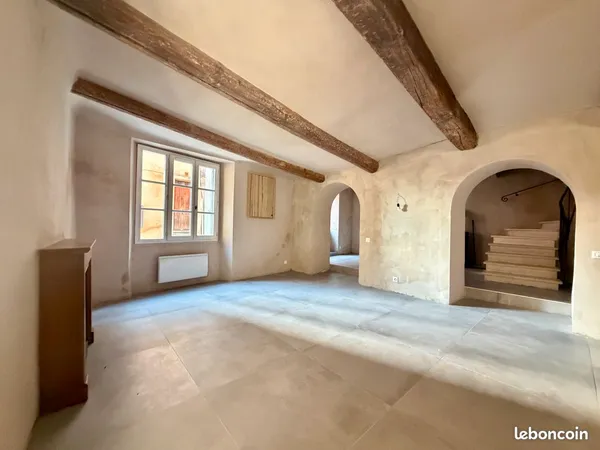 La Maison Romane, maison de village entièrement rénovée avec terrasse 