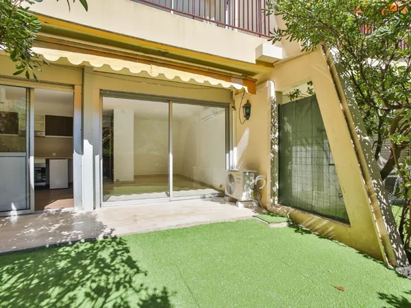 REZ DE JARDIN DANS RESIDENCE AVEC PISCINE 