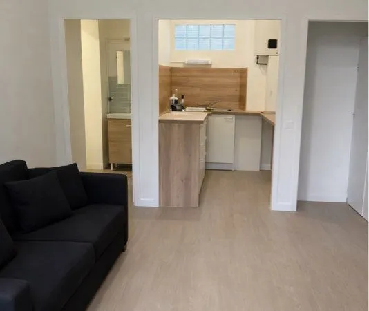 Studio rénové meublé 