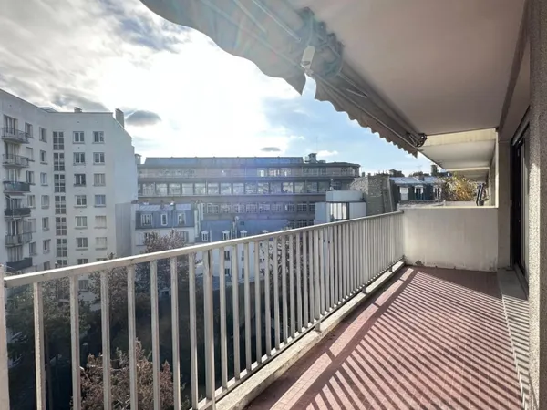 Exclusivité. Commerce - Appartement de 86m². Etage élevé, balcon 