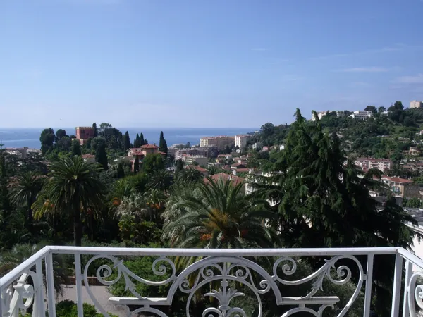 GRAND TROIS PIECES EN LOCATION MEUBLE - MENTON QUARTIER RIVI 
