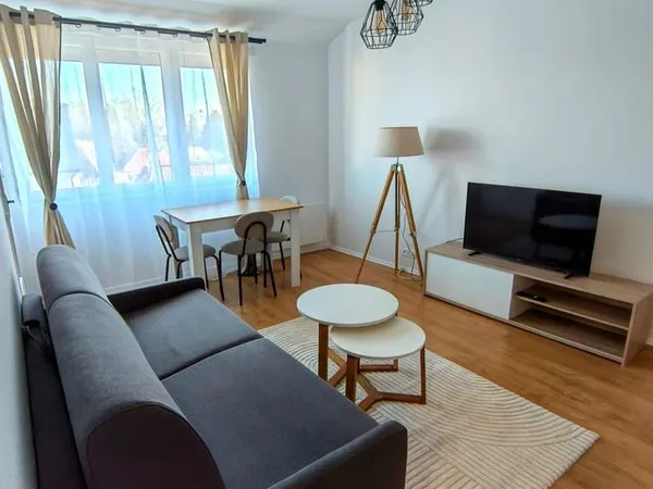 Studio meublé lumineux, dernier étage avec ascenseur, parking et cave 