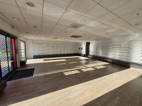 Local commercial 150 m² 
