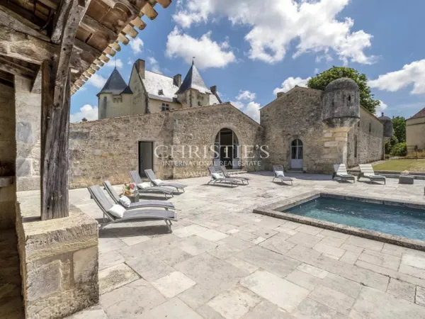 Exceptionnel château ISMH du XVe au coeur d'un domaine de 93 hect 