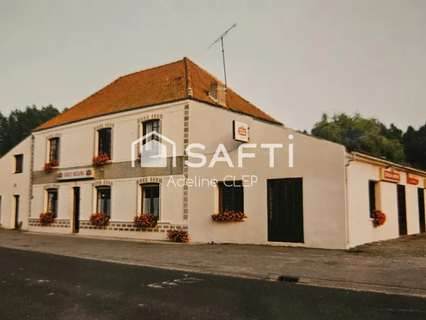 Maison de 300m2 avec bar et salles de réception 