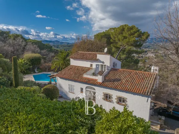 MOUGINS - DOMAINE FERMÉ - VUE DÉGAGÉE 