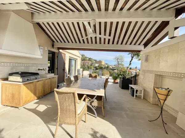 RARE À VENCE : appartement-villa en dernier étage de 110 m2 