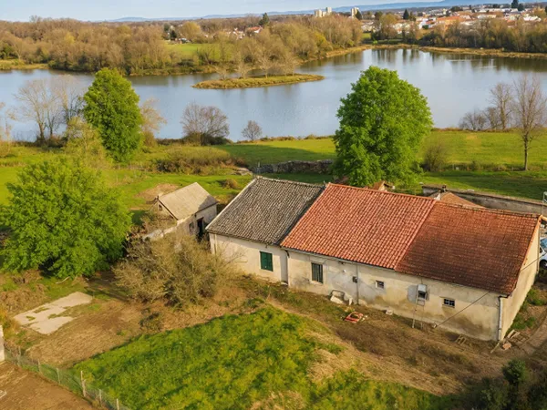 Fermette à rénover avec vue sur un étang à Villars-les-Dombes 