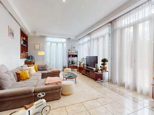 Maison 11 pièces 221 m² 