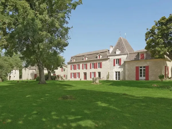 Château rénové, 38 hectares, nombreuses dépendances 