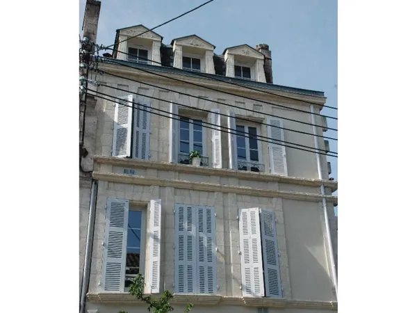 T3 meublé, refait à neuf, lumineux, rue de Périgueux 
