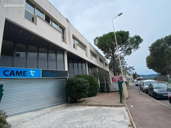 Local commercial 8 pièces 280 m² 