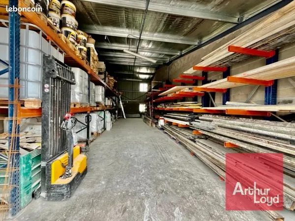 Local industriel 103 m² 