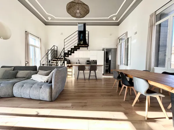 Poussan, ancien Hôtel de Ville réhabilité en maison de carac 