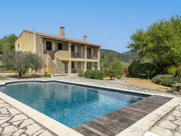 Maison en pierres avec piscine à Murs 