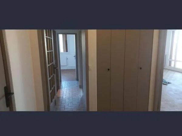 Apparemment 5/11 étage 5 pièce 3 chambre 93m2 3172€ le m2 à Lyon 7eme le prix est de 295000€ 