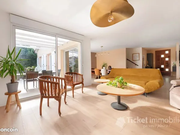 Maison 7 pièces 203 m² 