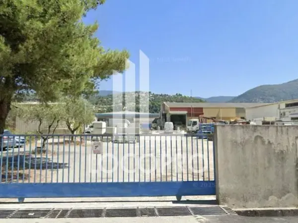 A LOUER - TERRAIN ET ENTREPÔT - 1600 M2 - CARROS 