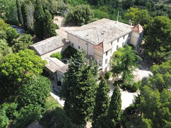 Belle propriété sur les hauteurs de St-Saturnin-Les-Apt avec vue dominante 