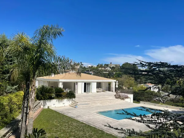 Super Cannes: Villa contemporaine de 4 chambres avec vue mer 