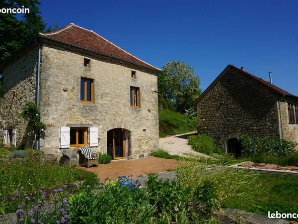Deux maisons en pierre avec superbe vue et plus d'un hectare de terrain cultive et arbore avec 