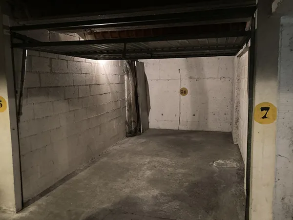 PARIS 14e - BOX DE STATIONNEMENT - 12 m2 