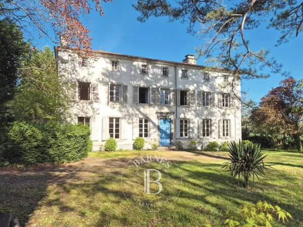 Proche Riom - Maison de famille du XVIIIème - Vaste parc avec pi 