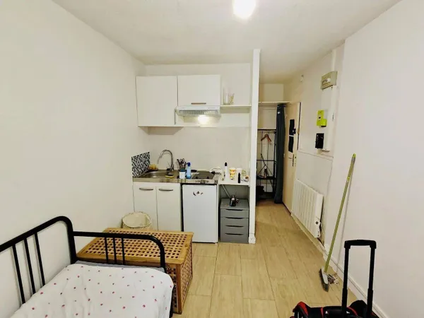 Studio 1 pièce 14 m² 
