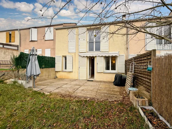 Maison Jouy Le Moutier avec 3 chambres garage et terrain. 