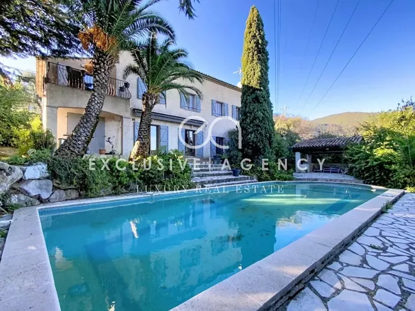 Grasse Saint Antoine - Villa d'environ 190m² avec piscine et vaste terrain 