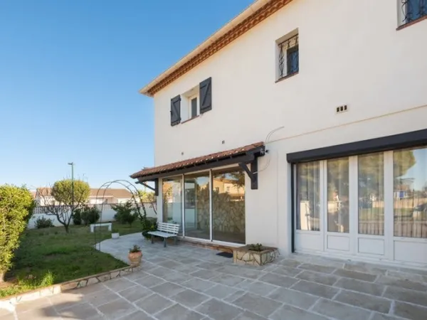 Villa de 8 pièces principales 