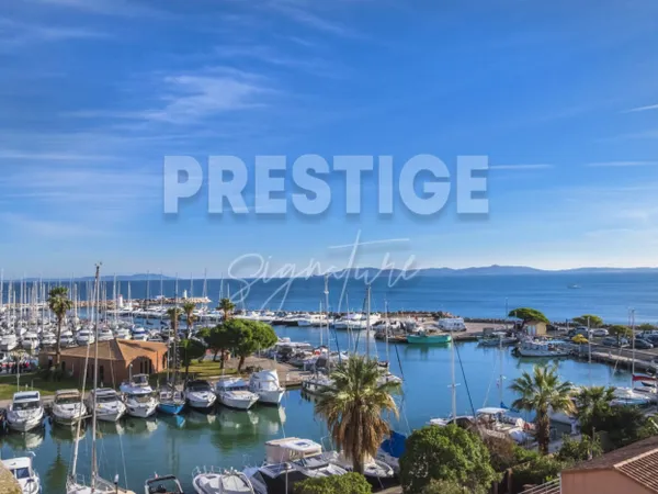 Appartement en dernier étage avec vue mer au Port à HYERES 
