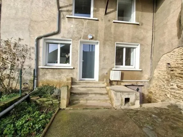 Maison de hameau T3 avec cour et cave 